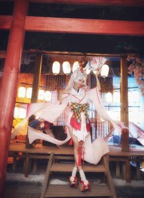 年轻的女秘书